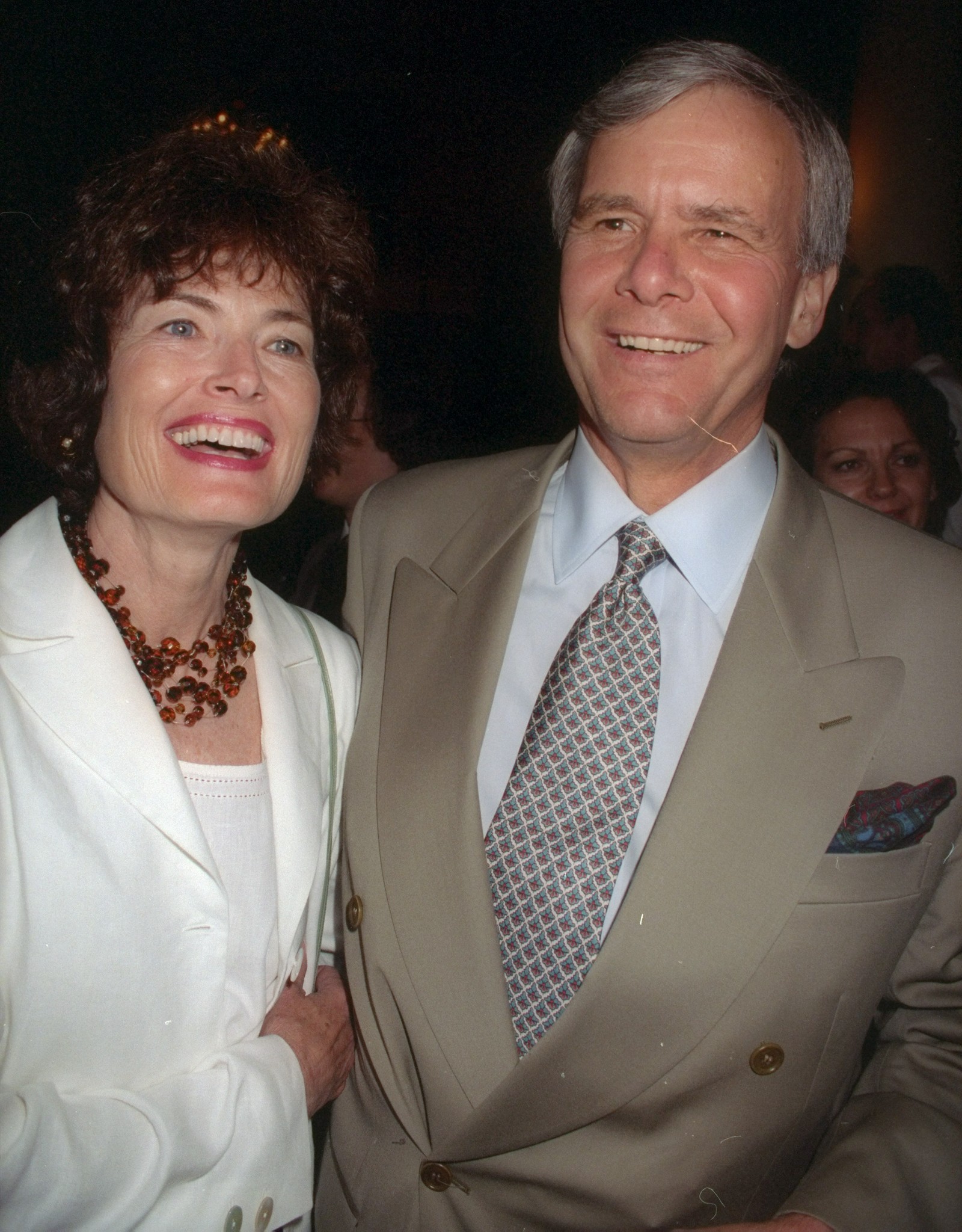 Meredith Auld and Tom Brokaw at Dr. Hunter S. Thompson's book party at the Players Club on June 12, 1997 | Source: Getty Images
