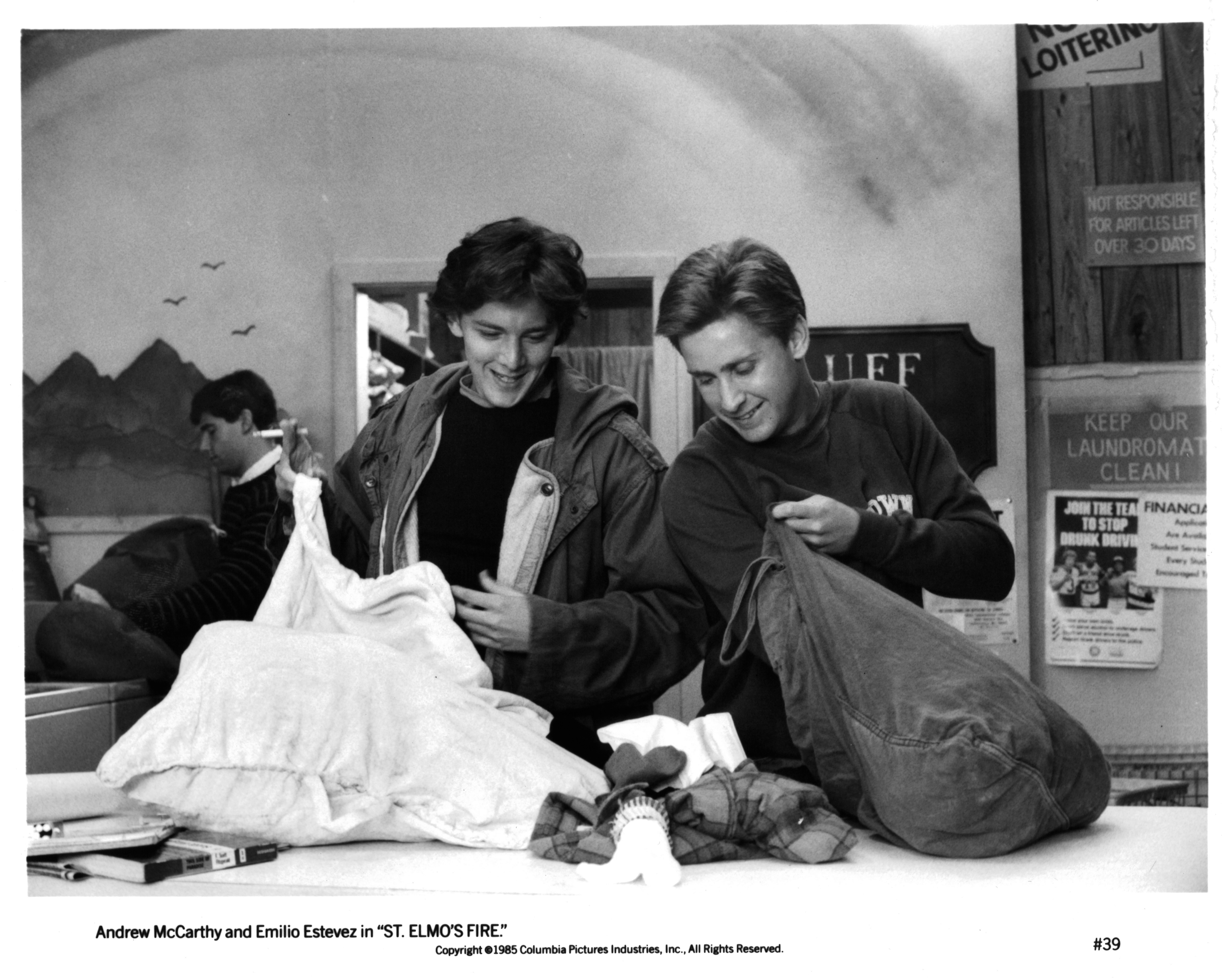 Andrew McCarthy and Emilio Estevez on the set of "St. Elmo's Fire" in 1985. | Source: Getty Images