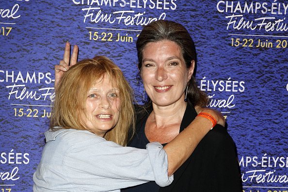 Odile Michel et l'actrice Eleonore Klarwein au Cinéma Le Publicis dans le cadre du 6ème Festival du Film des Champs-Elysées à Paris, France. | Photo : Getty Images