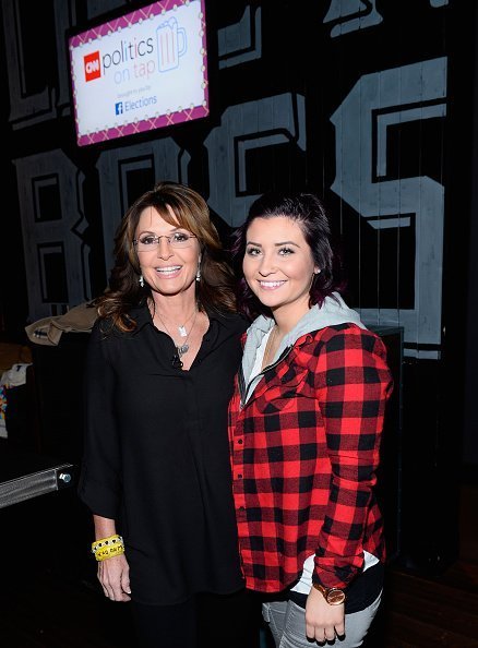 Sarah Palin (L) and her daughter Willow Palin attend CNN Politics On Tap at Double Barrel Roadhouse at the Monte Carlo Resort and Casino in Las Vegas | Photo: Getty Images