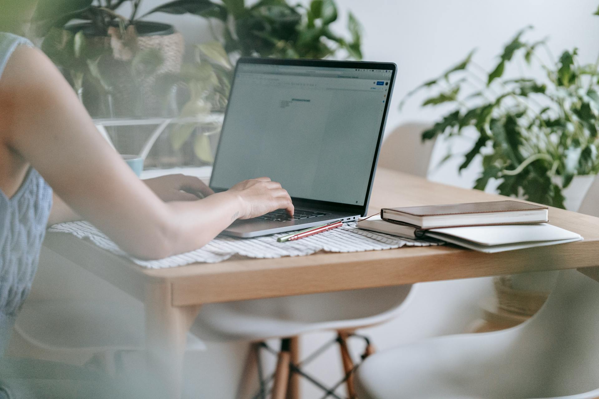 A woman working on her laptop | Source: Pexels