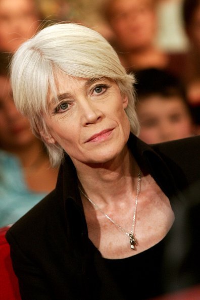 Françoise Hardy pendant au Virgin Megastore à Paris, France. | Photo : Getty Images