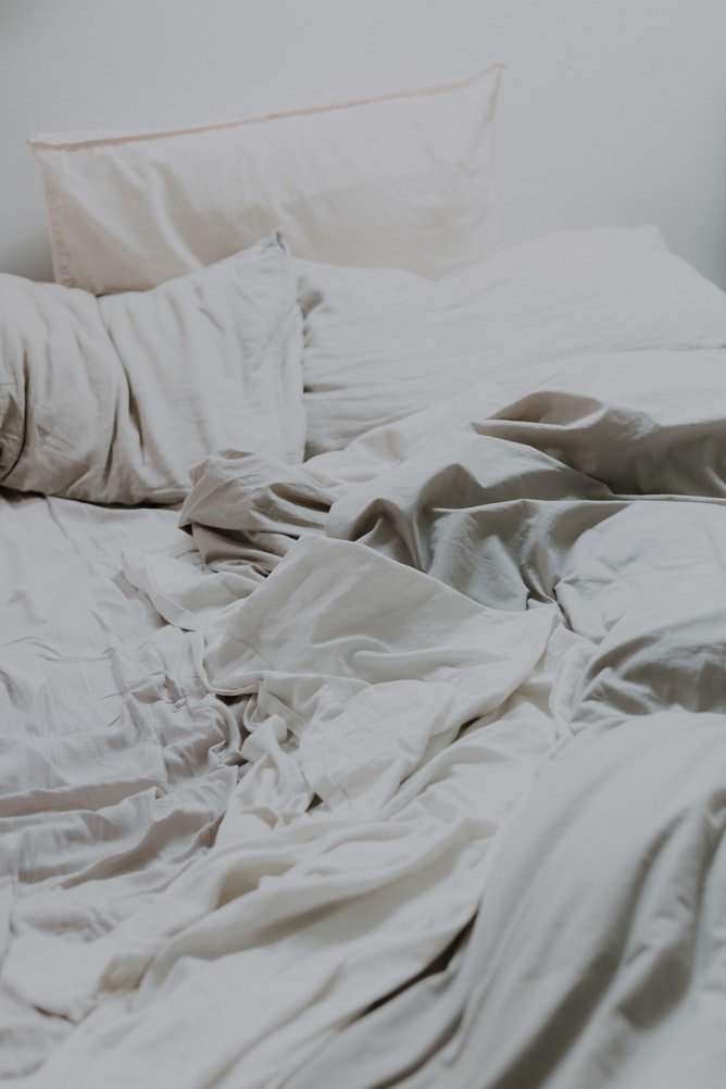 The husband was dumbfounded to see the wrinkled bedsheet and messed up room. | Photo: Unsplash