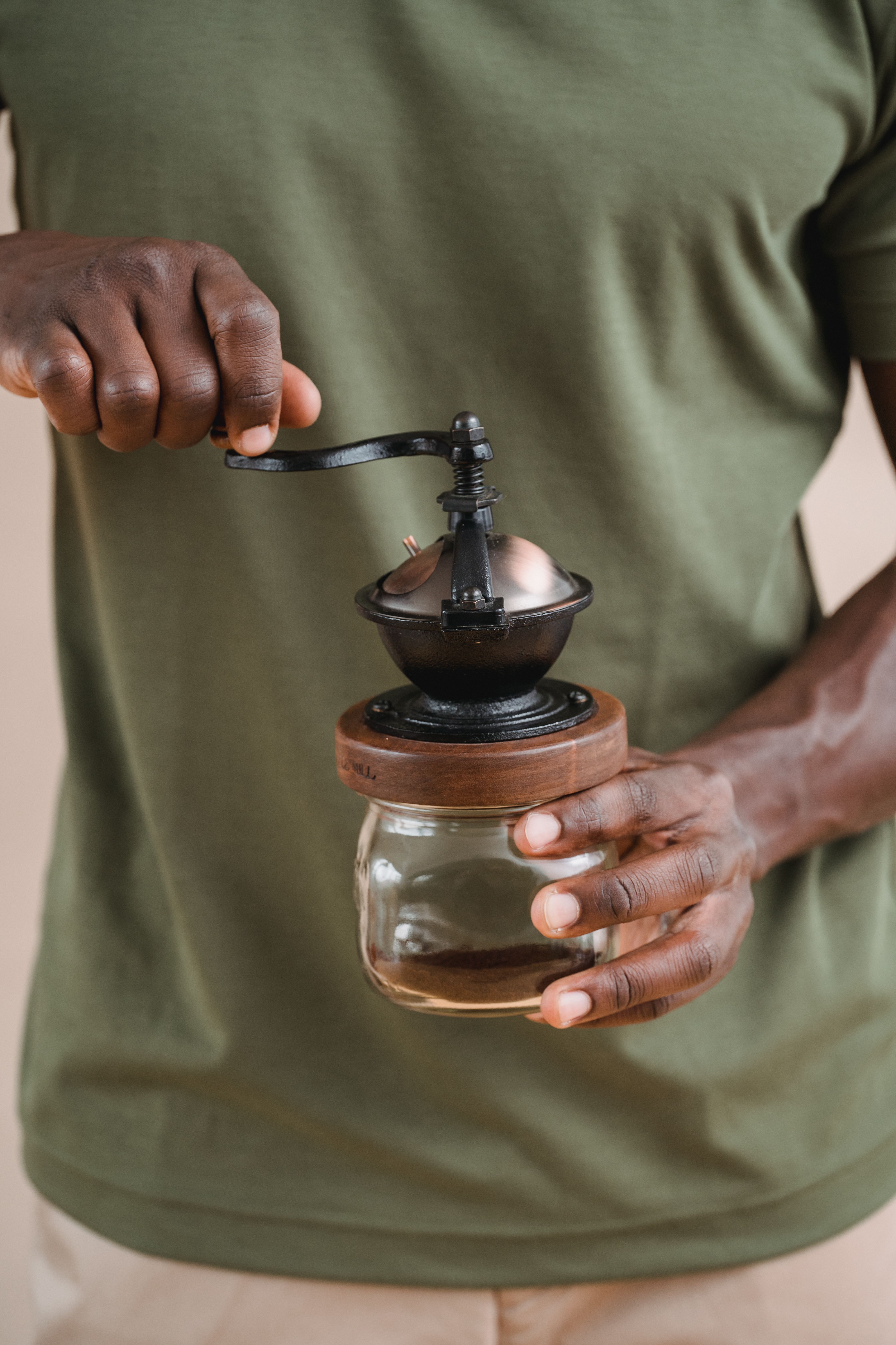 Man using a manual coffee grinder | Source: Pexels