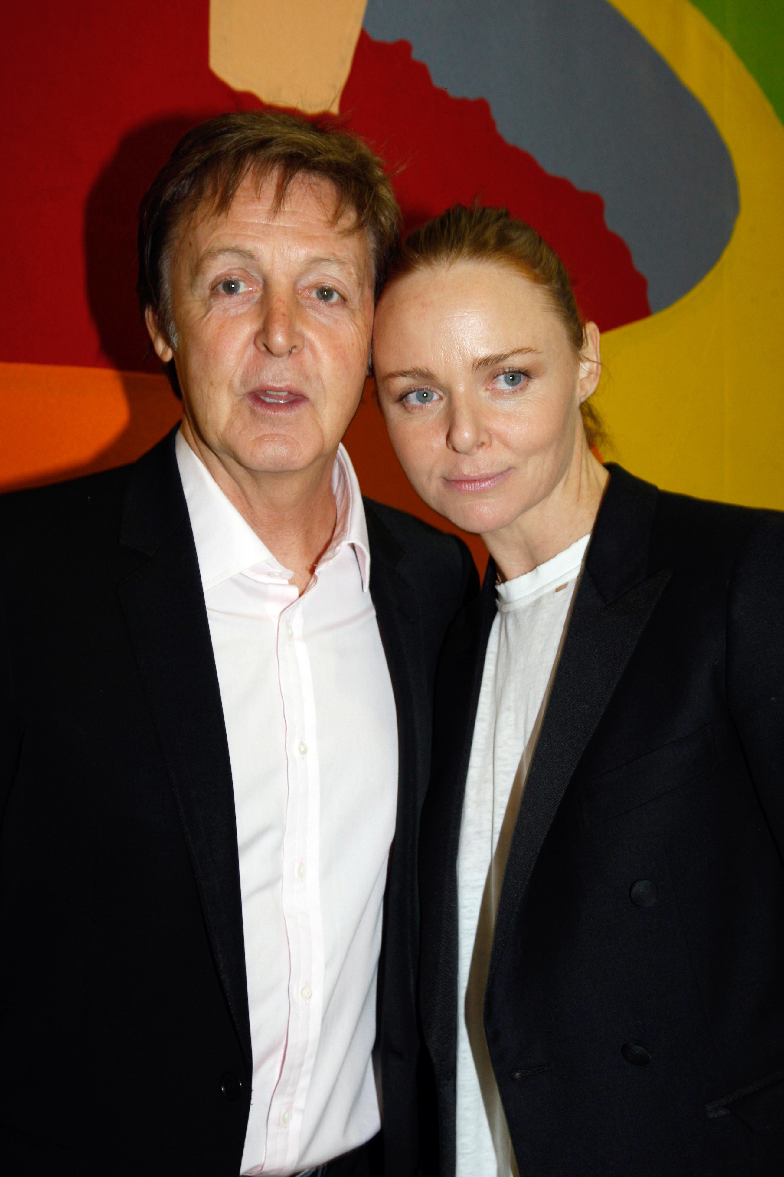 Paul McCartney und Stella McCartney bei ihrer Show auf der Paris Fashion Week 2009 am 2. Oktober 2008 in Paris, Frankreich. | Quelle: Getty Images