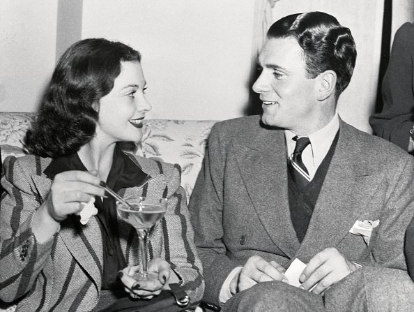 Vivien Leigh, Scarlett O'Hara in the film Gone with the wind, chatting with Laurence Oliver | Photo: Getty Images