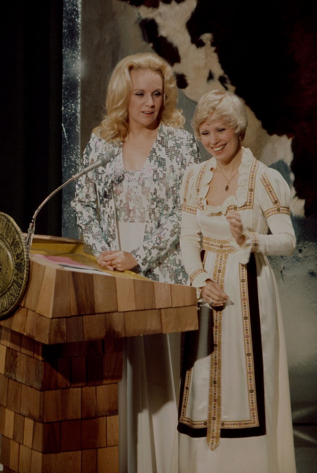 Molly Bee and the Hollywood star presenting on the ABC TV special "The 11th Academy of Country Music Awards" in 1975. | Source: Getty Images