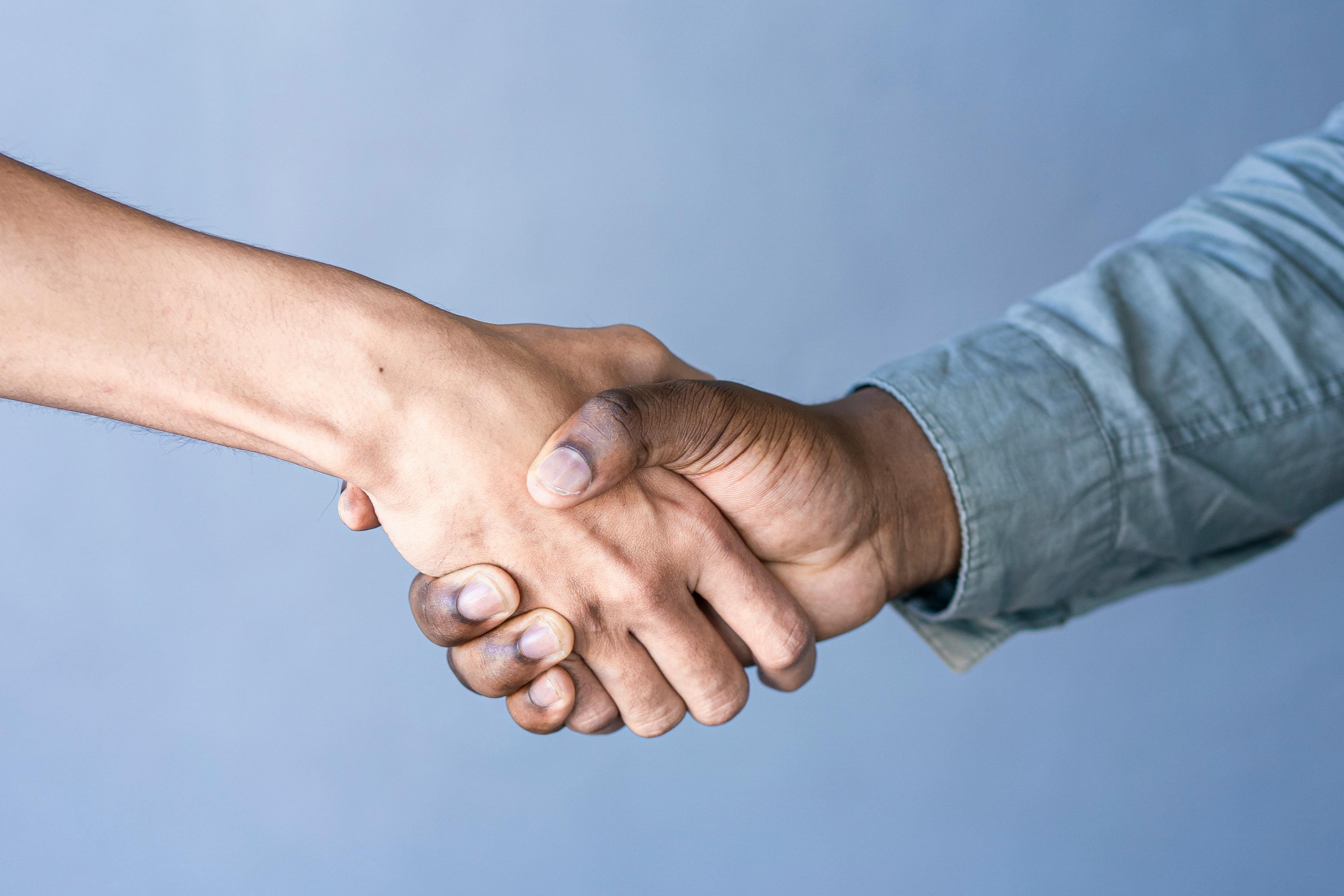 Two men shaking hands | Source: Pexels