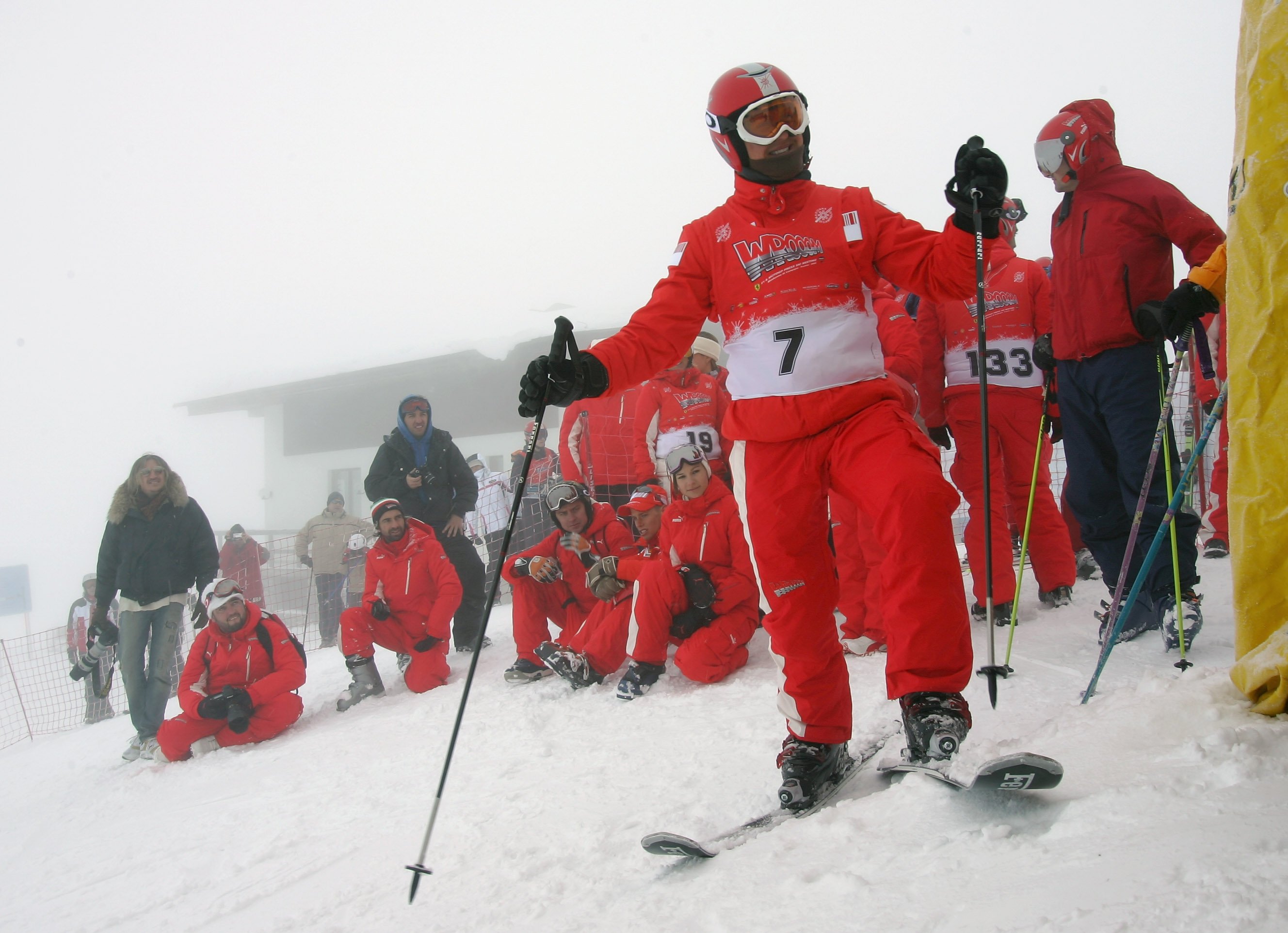 Der frühere Formel-1-Meister Michael Schumacher aus Deutschland wartet darauf, an einem Skirennen während des WROOM F1-Pressetreffens am 11. Januar 2008 in Madonna di Campiglio, Italien, teilzunehmen | Quelle: Getty Images