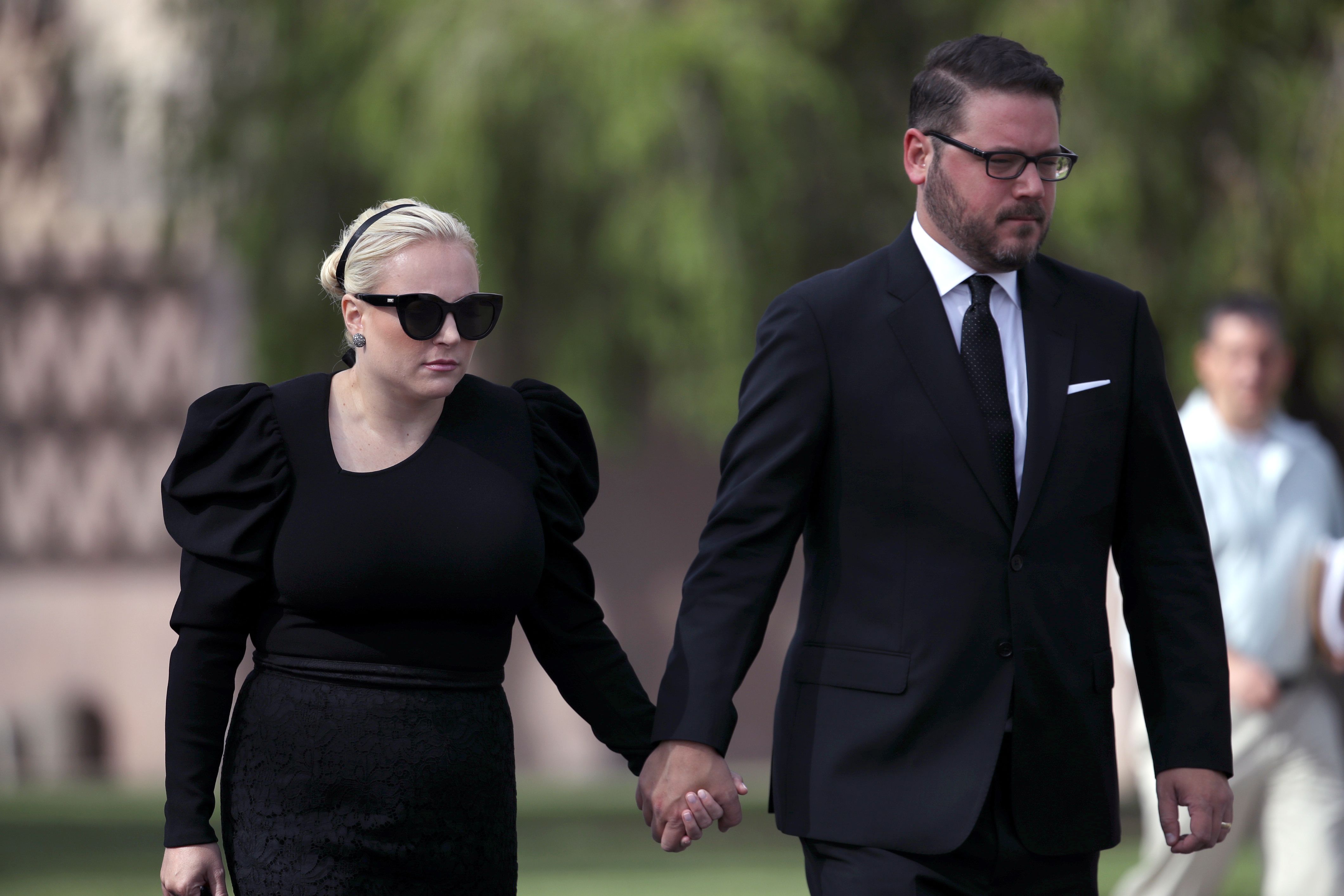 Meghan McCain and Ben Domenech walk together as US Sen. John McCain leaves the Arizona State Capitol to go to a memorial service on August 30, 2018, in Phoenix | Photo: Justin Sullivan/Getty Images