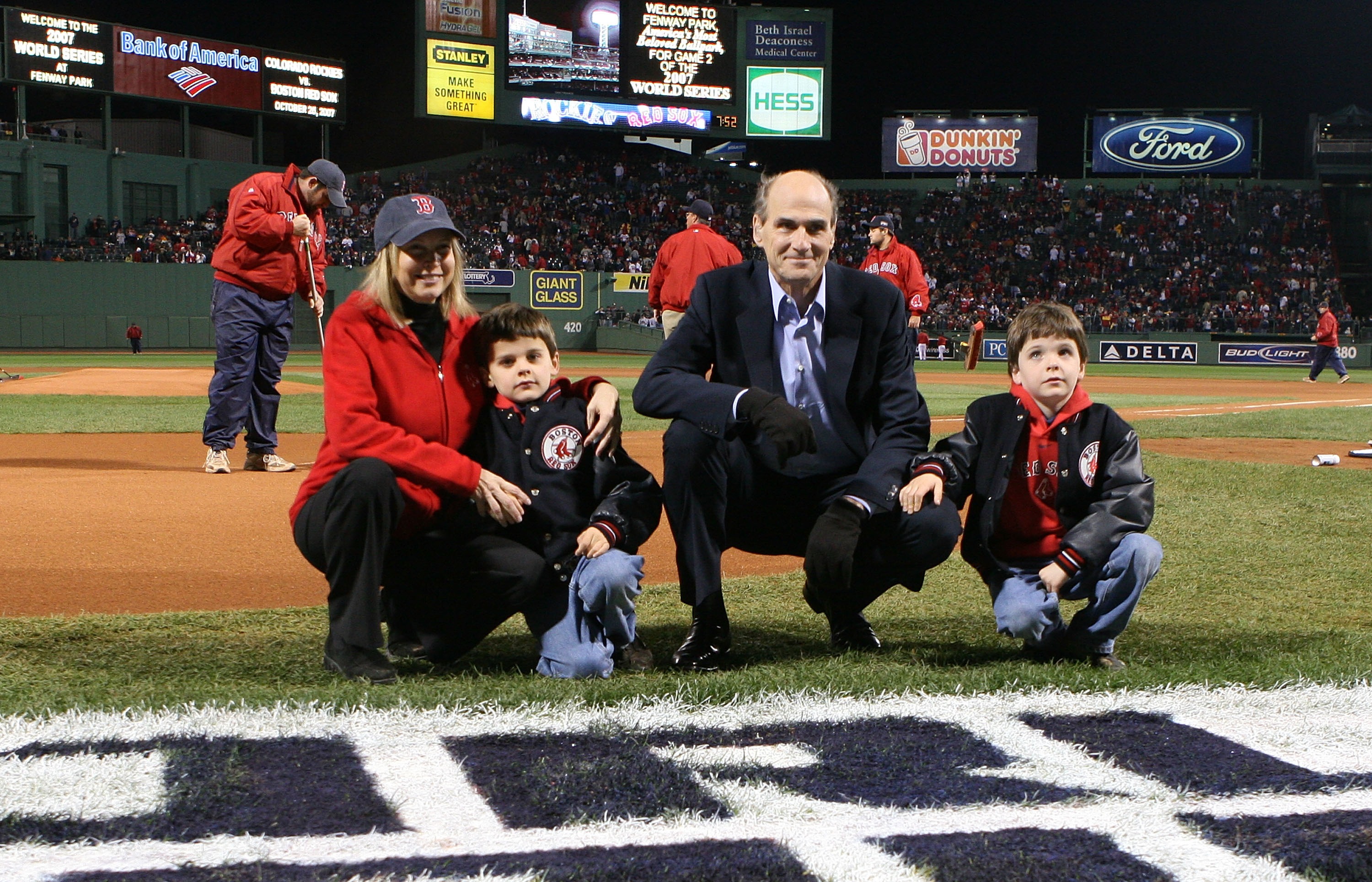 James Taylor, his wife Caroline Smedvig, and their twin sons, Rufus and Henry, before a World Series game on October 25, 2007, in Boston, Massachusetts | Source: Getty Images