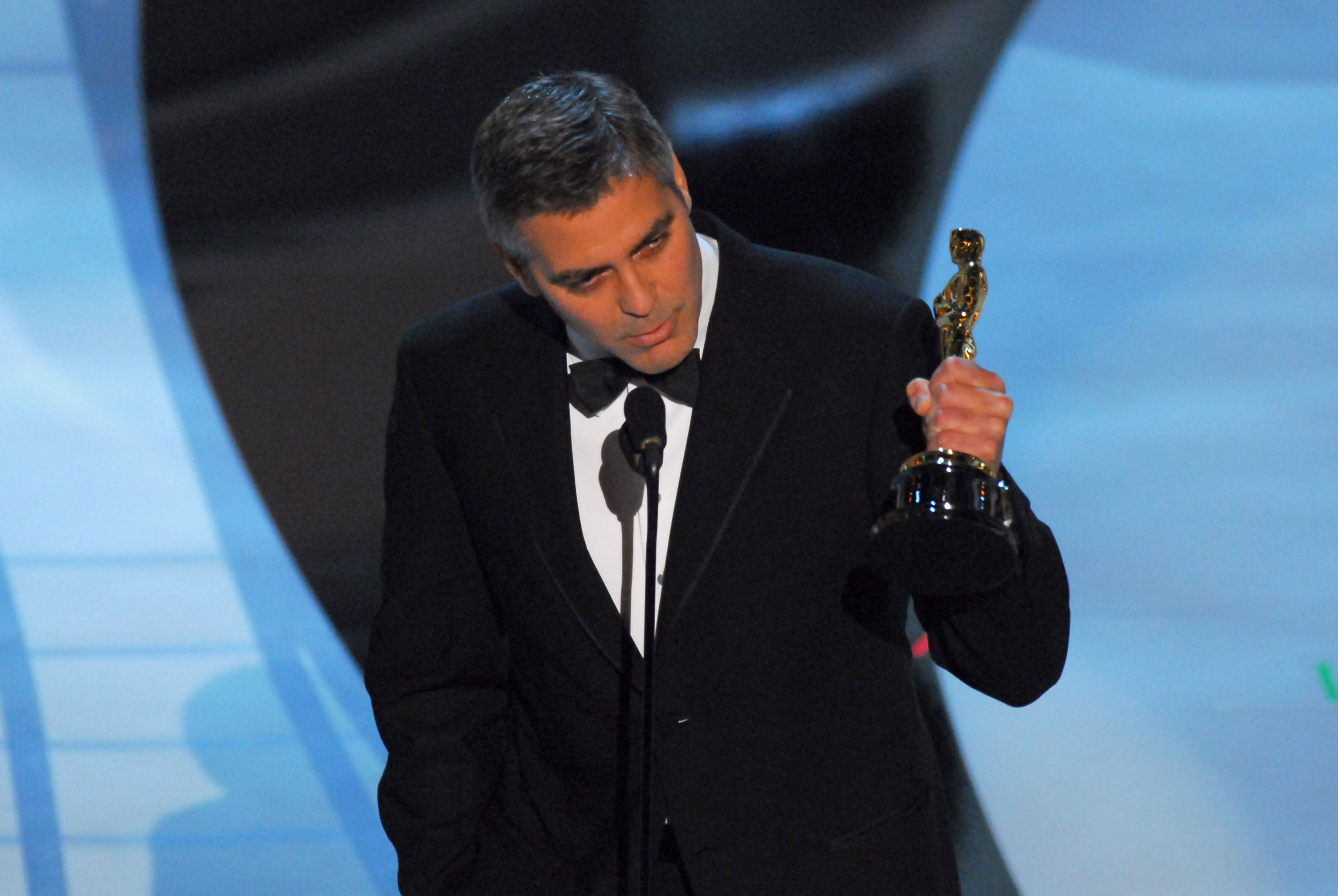 George Clooney accepts award for Performance by an Actor in a Supporting Role for "Syriana" at the at the Kodak Theatre in Los Angeles, California on March 5, 2006 | Source: Getty Images