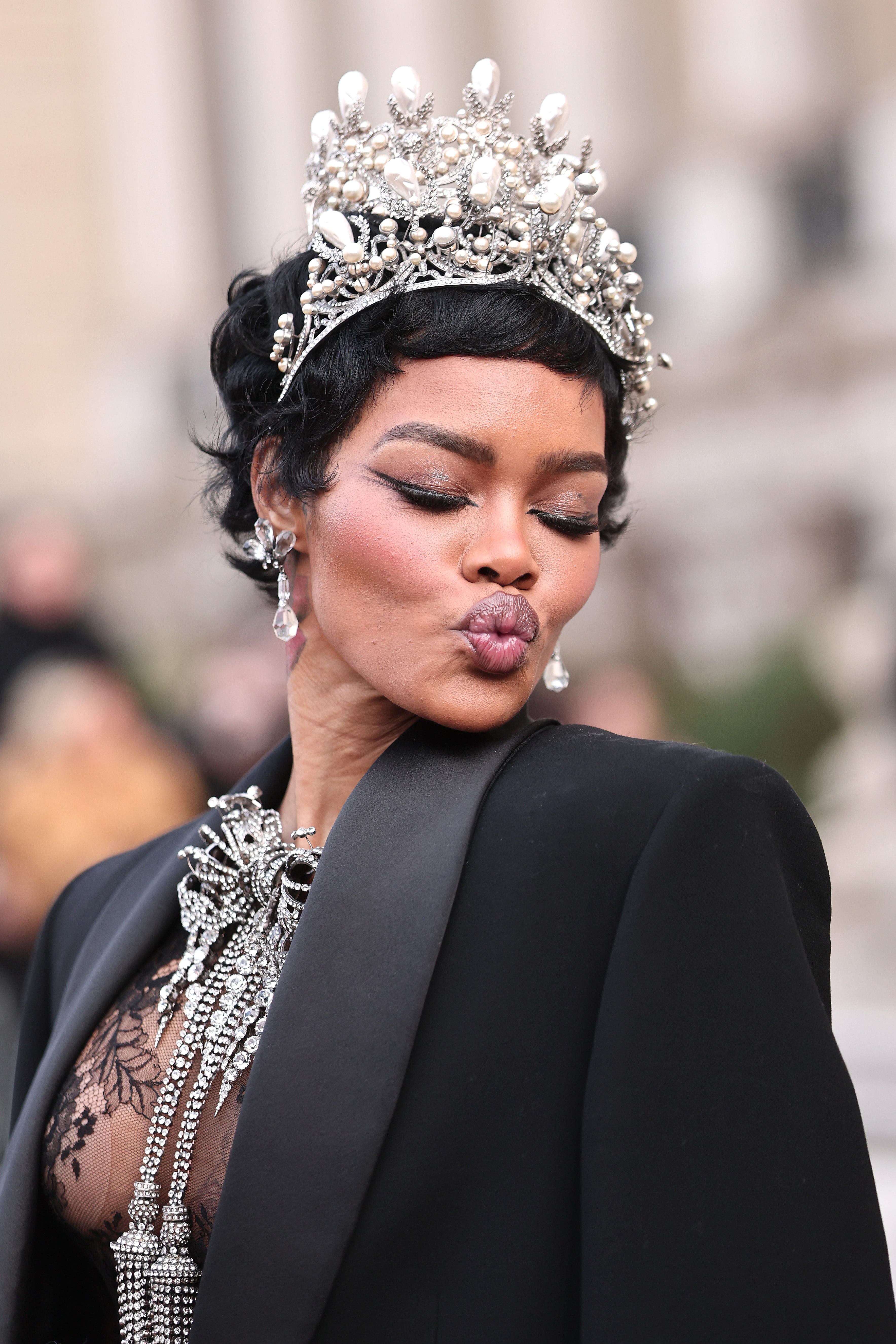 Teyana Taylor pulling a kissy face as she poses for photographers with her tiara in full-view. | Source: Getty Images