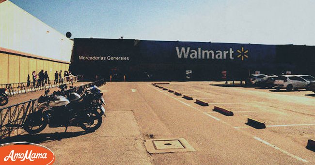 OP goes shopping to Walmart | Photo: Shutterstock