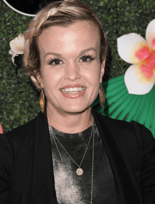 Terra Jole stand infant of a flower wall at the Lifetime's Summer Luau, on May 20, 2019 | Photo: Getty Images