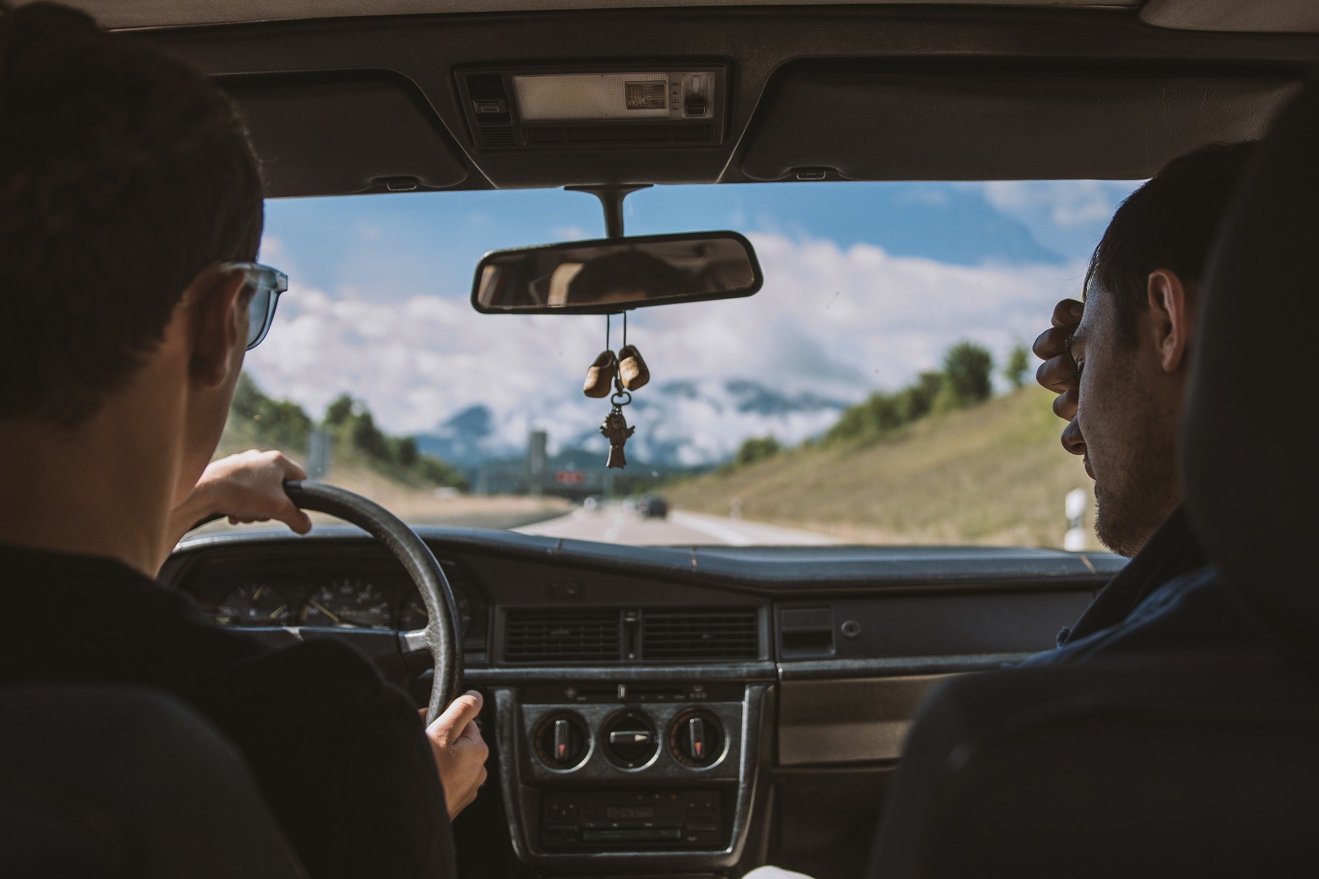 Photo of two friends driving. | Source: Pixabay/Bertsz