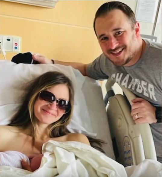 Picture of Katie Hayes and her husband Tim with their newborn baby | Source: Youtube/ABC 7 Chicago
