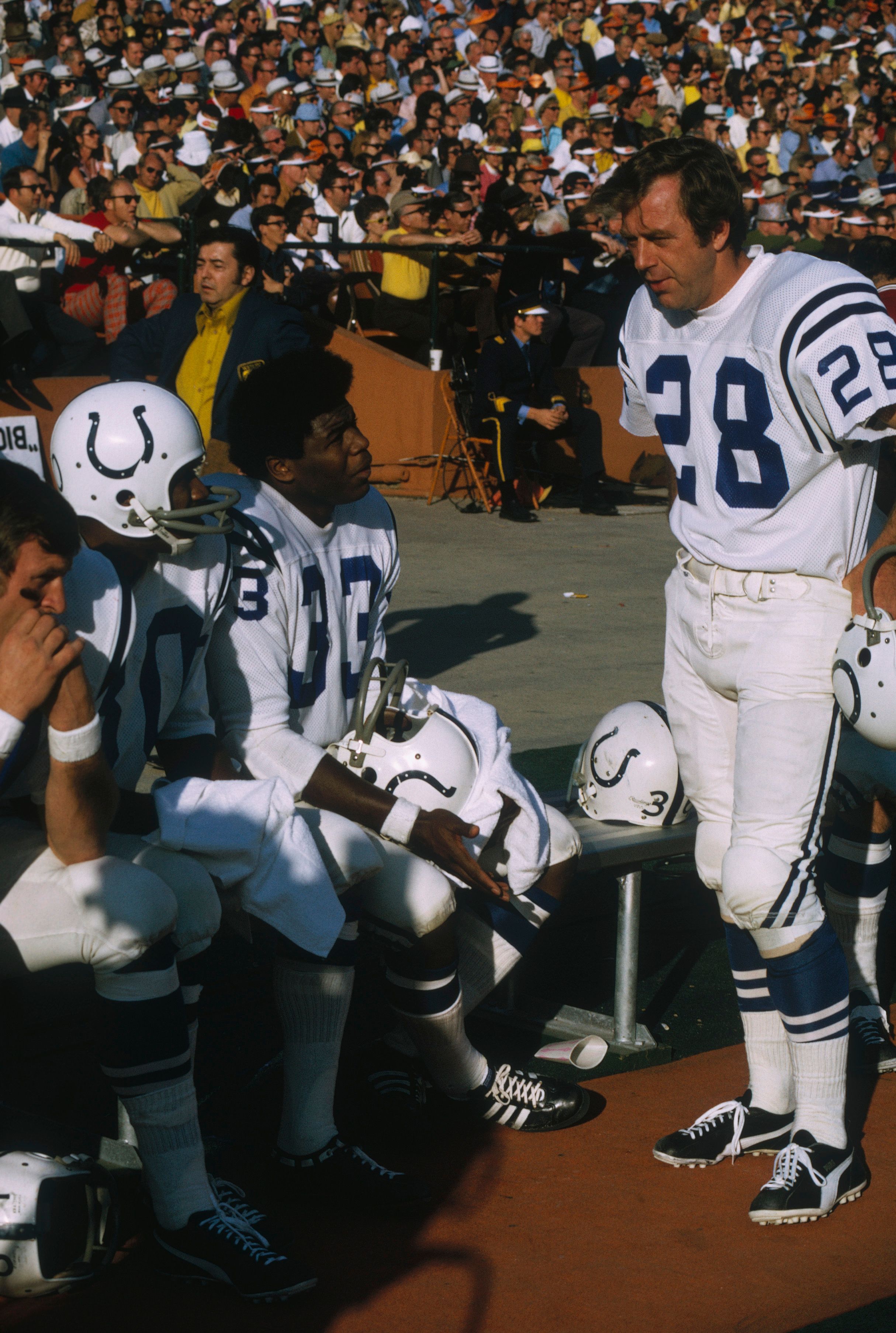 Baltimore Colts' wide receiver Jimmy Orr #28 talks to teammates on the sidelines at Super Bowl V against the Dallas Cowboys at the Orange Bowl on January 17, 1971 | Photo: Getty Images