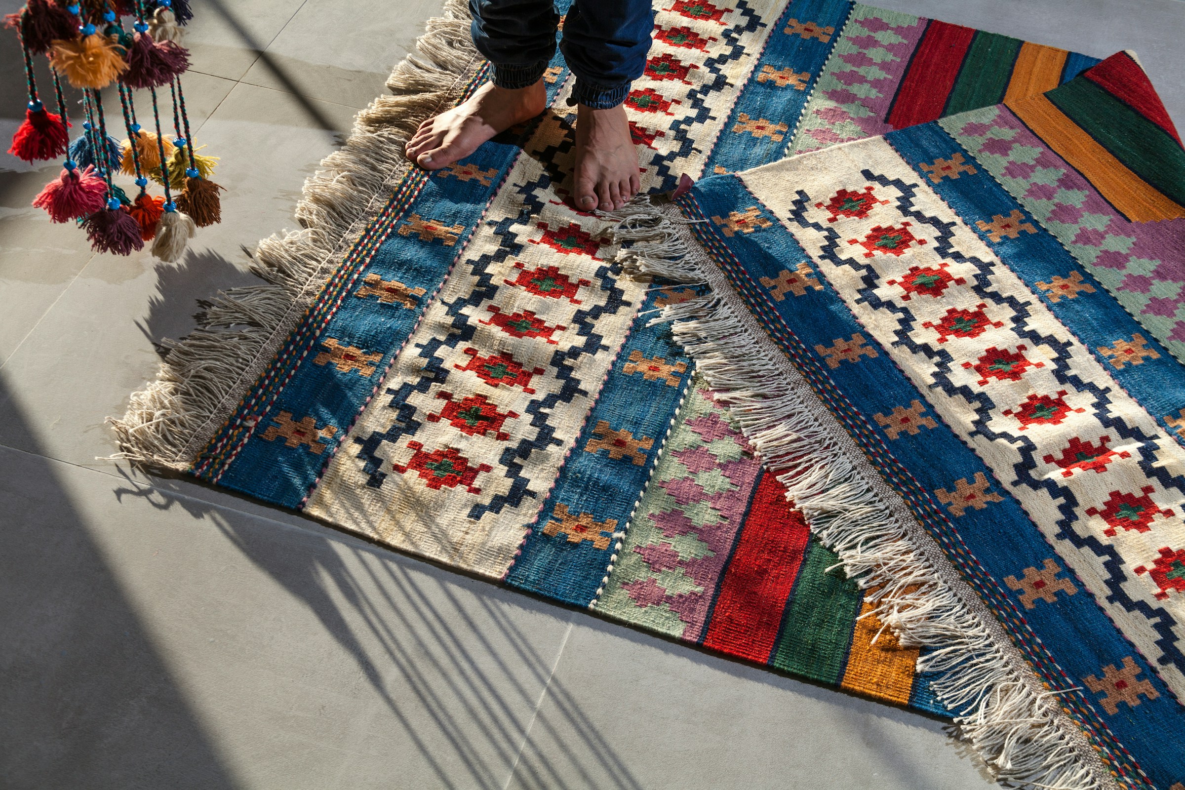 A person standing on a rug | Source: Unsplash