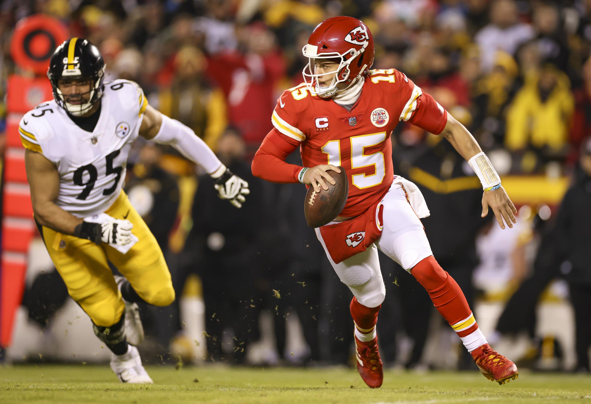 Kansas City Chiefs scramble from the Pittsburgh Steelers in the first quarter of the AFC Wild Card Playoff at Arrowhead Stadium on January 16, 2022 | Source: Getty Images