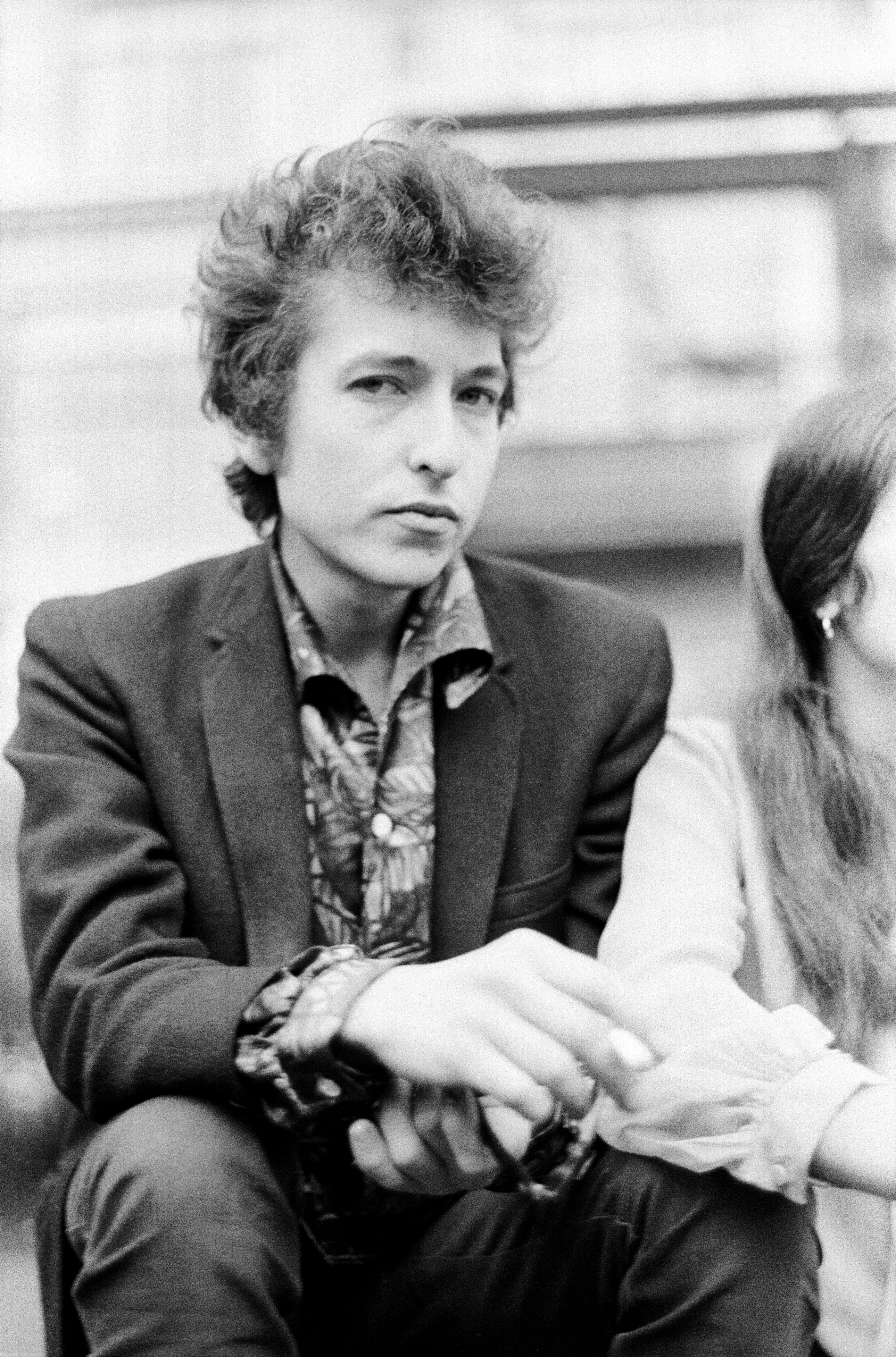 Bob Dylan poses at a press call on April, 1965, in the Embankment Gardens, London. | Source: Getty Images