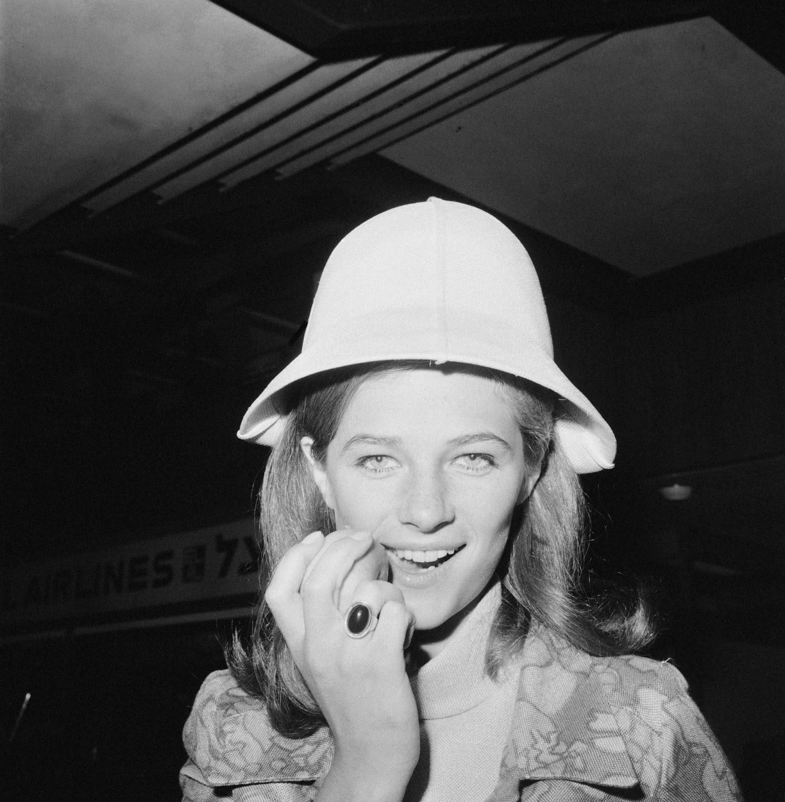 The '60s beauty photographed at London Airport in London, England, on July 11, 1965. | Source: Getty Images