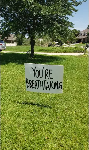 The sign outside the family's home with Keanu Reeves' "You're breathtaking" line. | Source: X/@shunt305