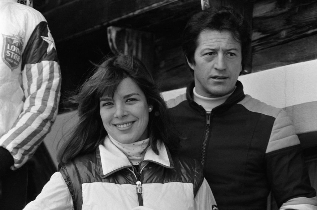 Caroline de Monaco et Philippe Junot dans leur chalet à Schoenried en Suisse le 30 décembre 1977.  | Photo : Getty Images