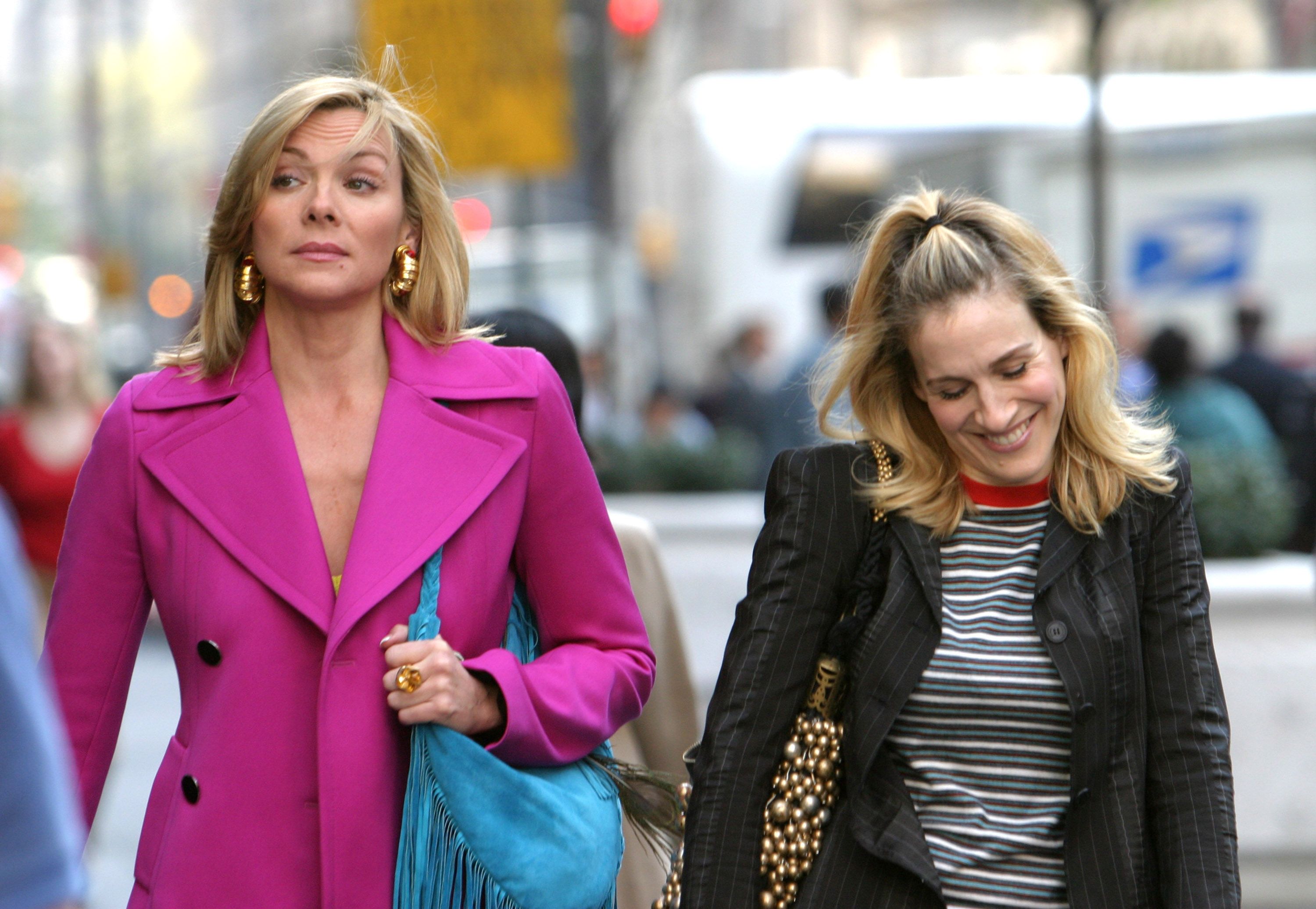 Kim Cattrall and Sarah Jessica on location for "Sex And The City" at Saks Fifth Avenue in New York | Source: Getty Images