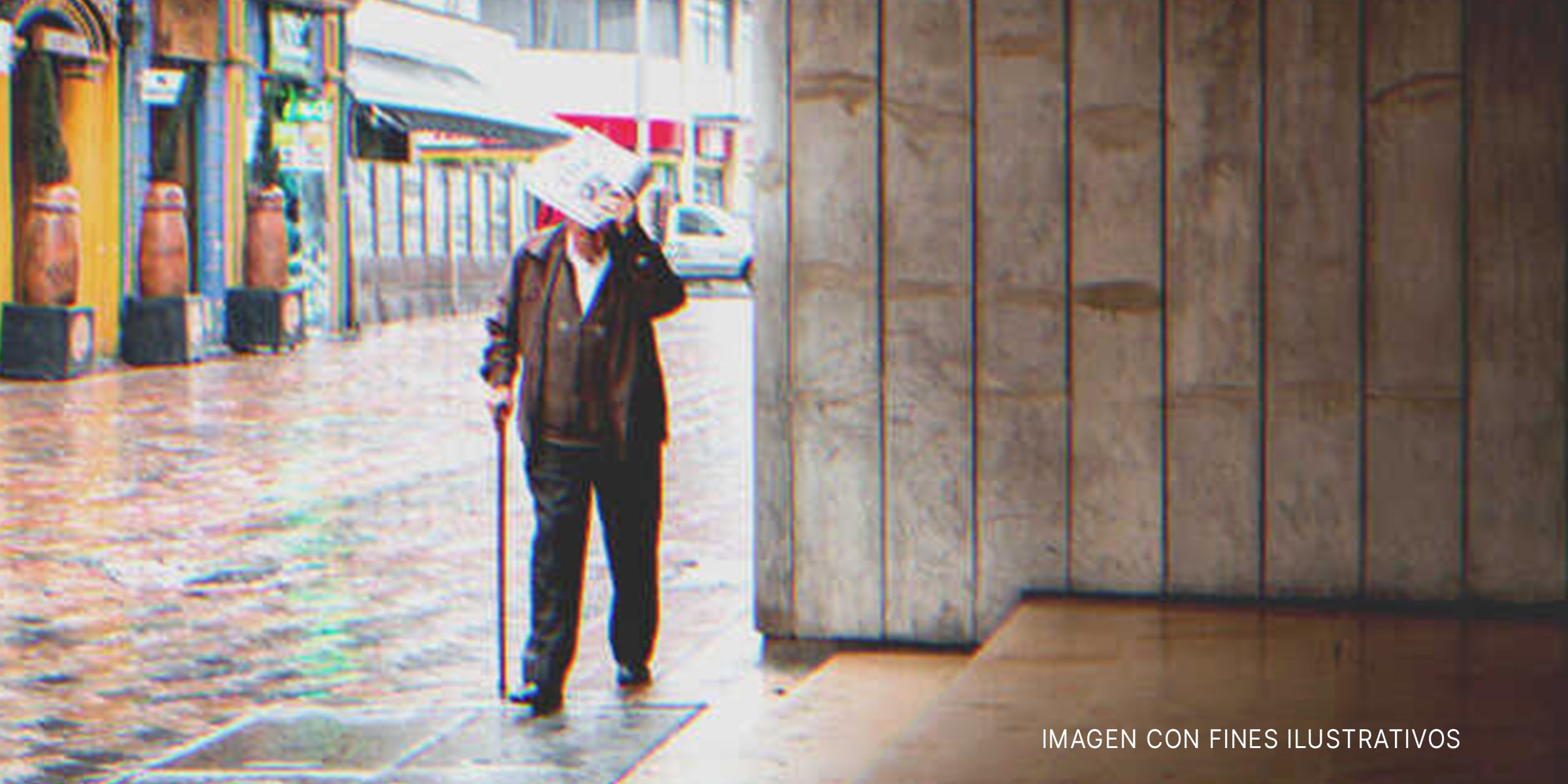 Hombre mayor caminando bajo la lluvia. | Foto: Shutterstock