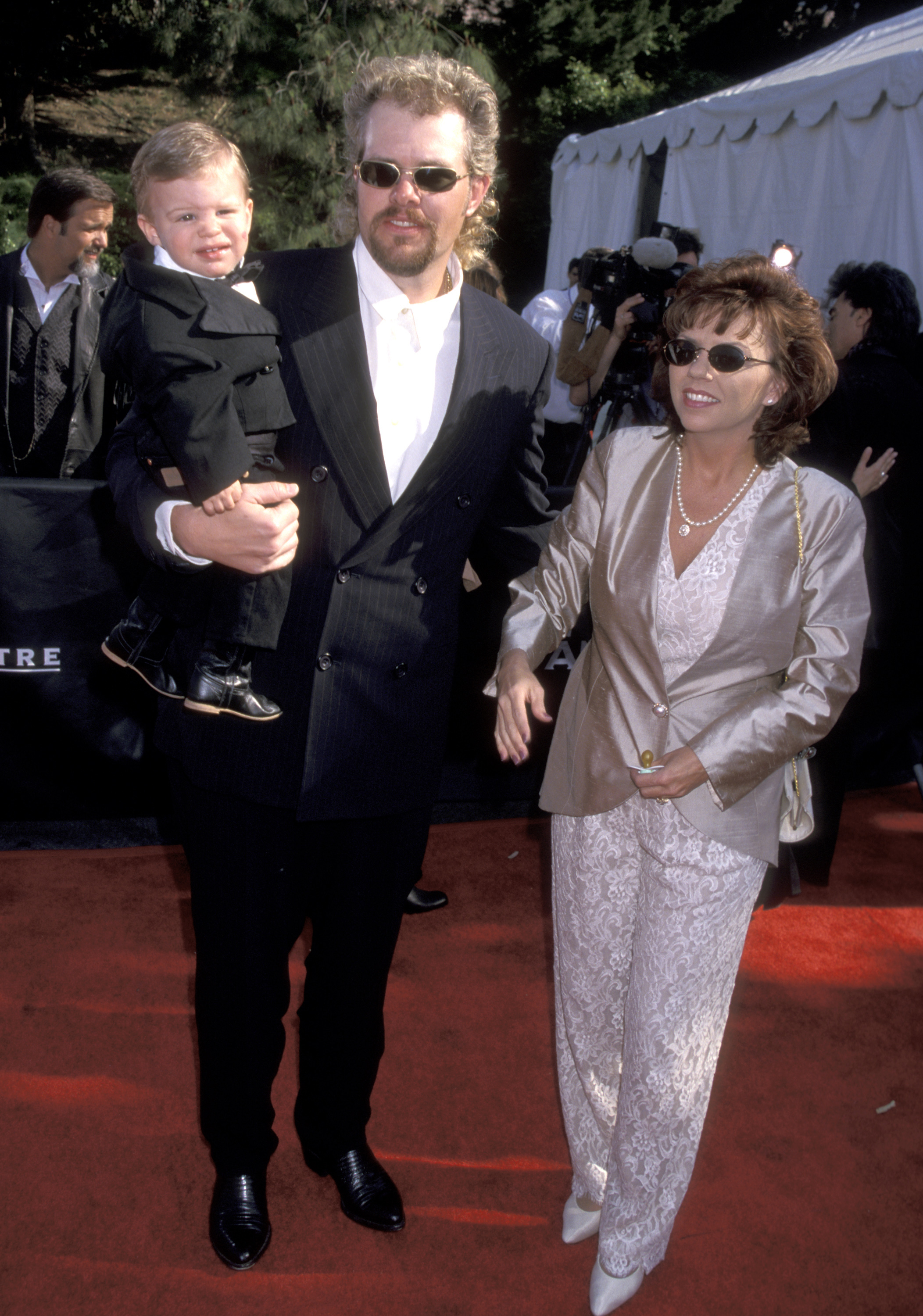 Toby Keith, wife Tricia Covel, and son Stelen Covel attend the 33rd Annual Academy of Country Music Awards in 1998 | Source: Getty Images