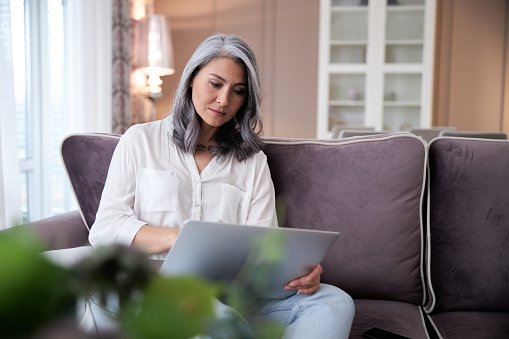 Une femme manipulant son ordinateur | source: Unsplash