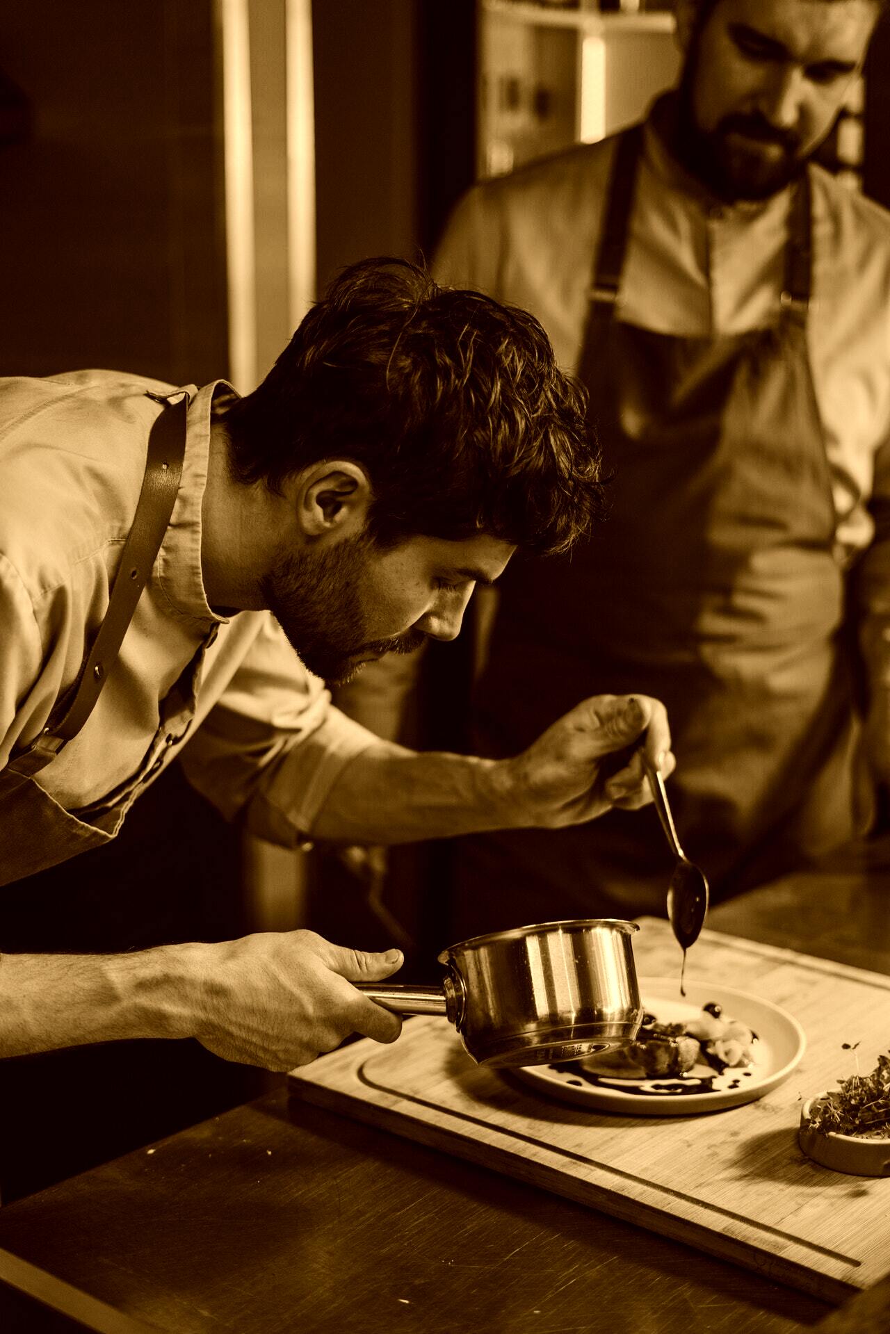 Chef preparando platos elegantes. | Foto: Pexels