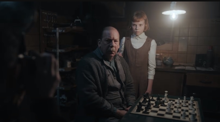 Screenshot of a scene in "The Queen's Gambit" with Bill Camp and child actress Isla Johnston. | Source: Youtube/Still Watching Netflix