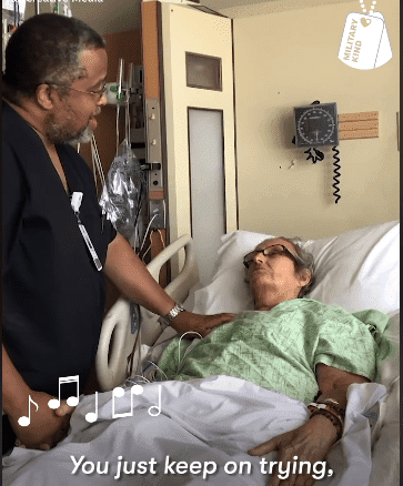 Air Force Veteran Nurse courageously sings "Be a Lion" to a woman sick with terminal cancer. | Photo: Facebook/ Militarykind Stories