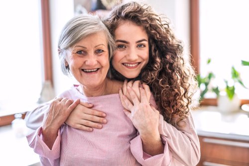 Großmutter und Enkelin | Quelle: Shutterstock