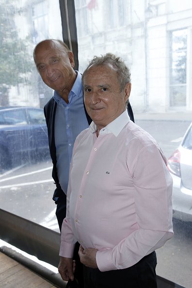 L'acteur Daniel Prevost et le journaliste Pierre Bonte assistent à l'hommage à Jean-Claude Brialy. | Photo : Getty Images L'acteur Daniel Prevost et le journaliste Pierre Bonte assistent à l'hommage à Jean-Claude Brialy. | Photo : Getty Images