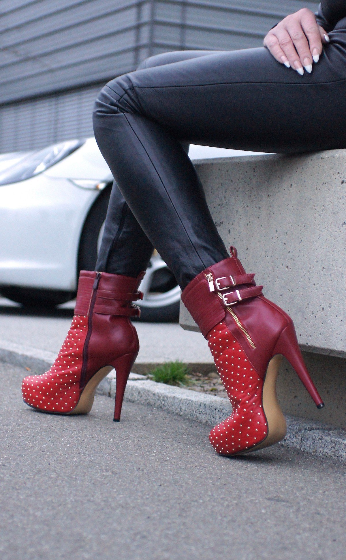 Botas con tacón de color rojo. | Foto: Pxhere
