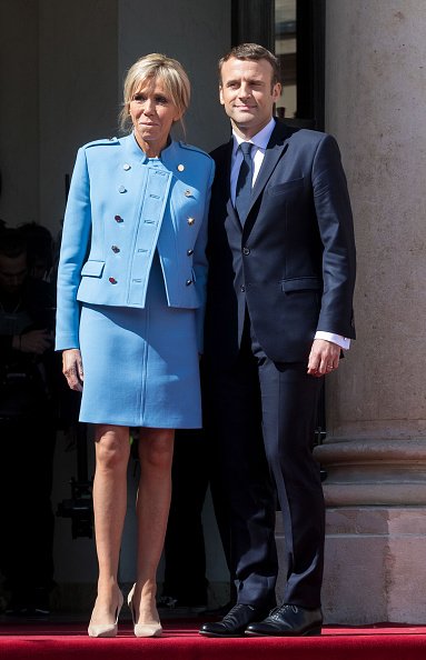 Emmanuel Macron et sa femme, la Première Dame, Brigitte Trogneux, assistent à une cérémonie officielle dans le cadre du transfert du pouvoir de l'ancien président français François Hollande à l'Elysée le 14 mai 2017. | Photo : Getty Images