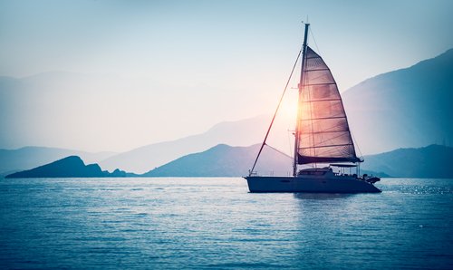 Un bateau dans un océan | Photo : Shutterstock Un bateau dans un océan | Photo : Shutterstock