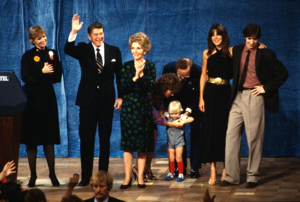 Ronald Reagan avec sa femme Nancy Reagan et les membres de leur famille, Maureen à l'extrême gauche, Patti et Ron Reagan à l'extrême droite célèbrent la victoire faisant de Ronald Reagan le 40e président des États-Unis le 4 novembre 1980 au Century City Plaza Hotel, Los Angeles, Californie. | Source : Getty Images
