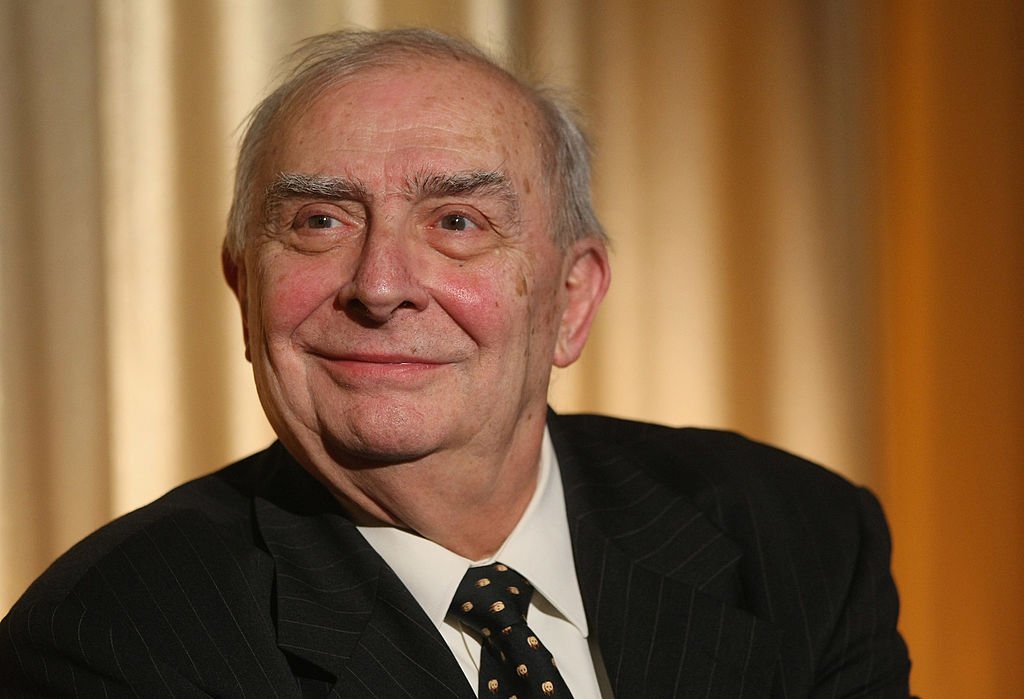 Claude Chabrol pose avec le prix de la Berlinale Kamera pour l'ensemble de son œuvre au 59e Festival international du film de Berlin le 8 février 2009 à Berlin, en Allemagne. | Photo : Getty Images Claude Chabrol pose avec le prix de la Berlinale Kamera pour l'ensemble de son œuvre au 59e Festival international du film de Berlin le 8 février 2009 à Berlin, en Allemagne. | Photo : Getty Images