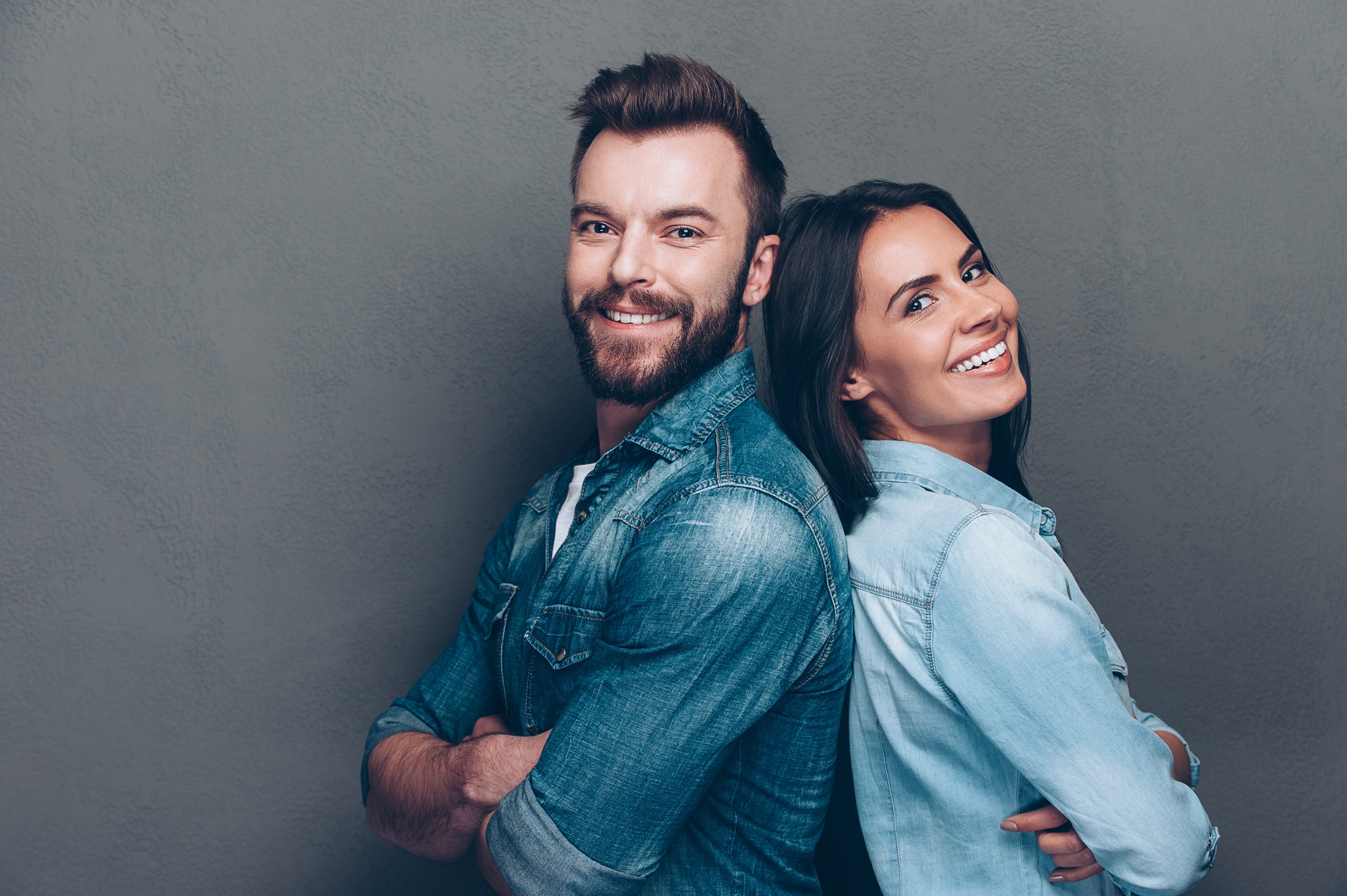 Pareja feliz y sonriente. | Fuente: Shutterstock Pareja feliz y sonriente. | Fuente: Shutterstock