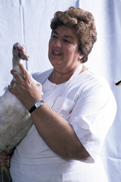 Portrait de Maïté ORDONEZ dans une cuisine avec un canard, le 26 juin 1995. | Photo : Getty Images