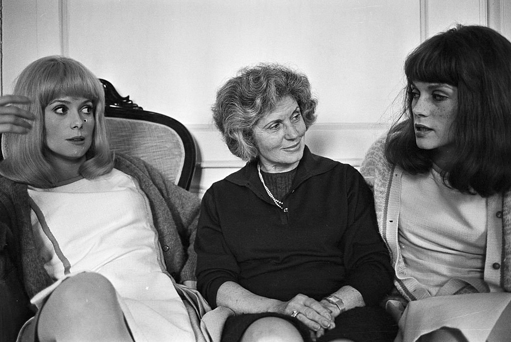 Le 13 juin 1966 en France, Catherine DENEUVE et sa soeur Françoise DORLEAC entourent leur mère Renée SIMONOT. | Photo : Getty Images