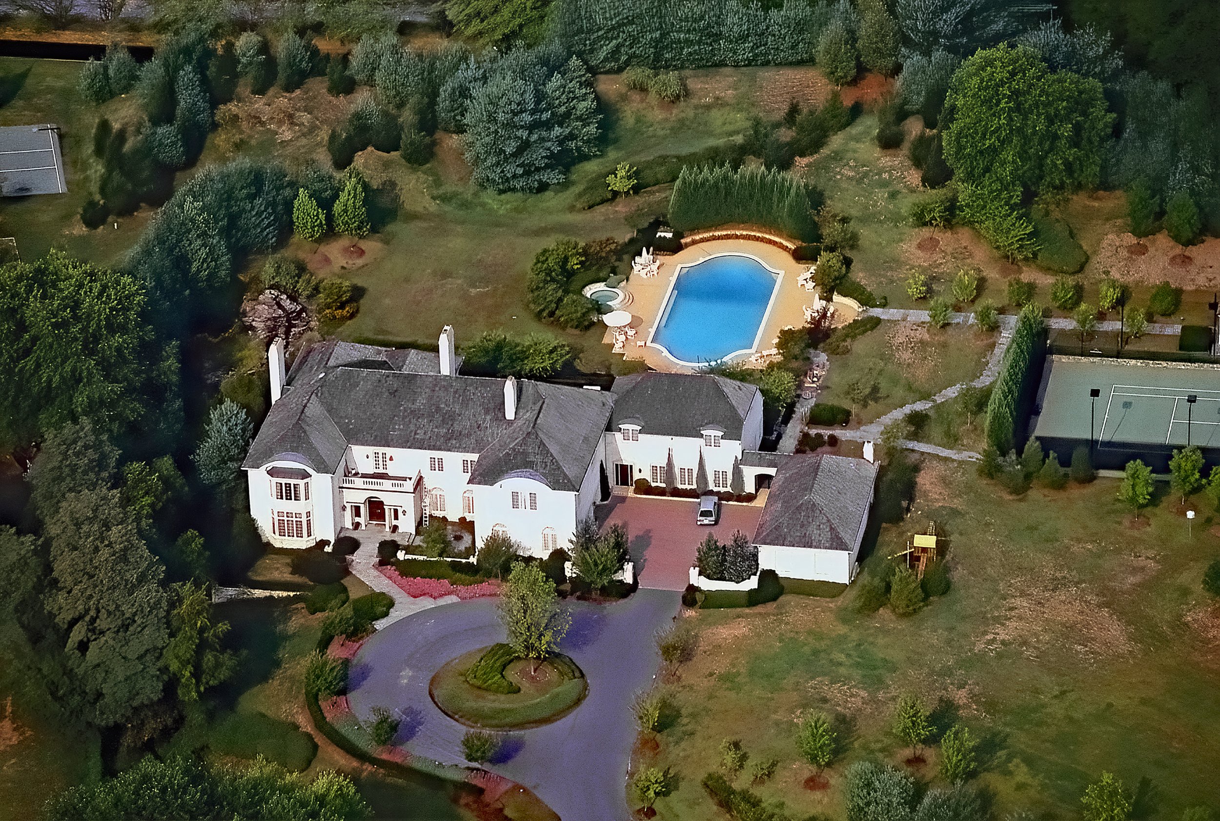 Aerial views of the estate home of Robert Altman and Lynda Carter that boasts a swimming pool, a hot tub, and a tennis court situated in Potomac Maryland taken in 1991 | Photo: Getty Images
