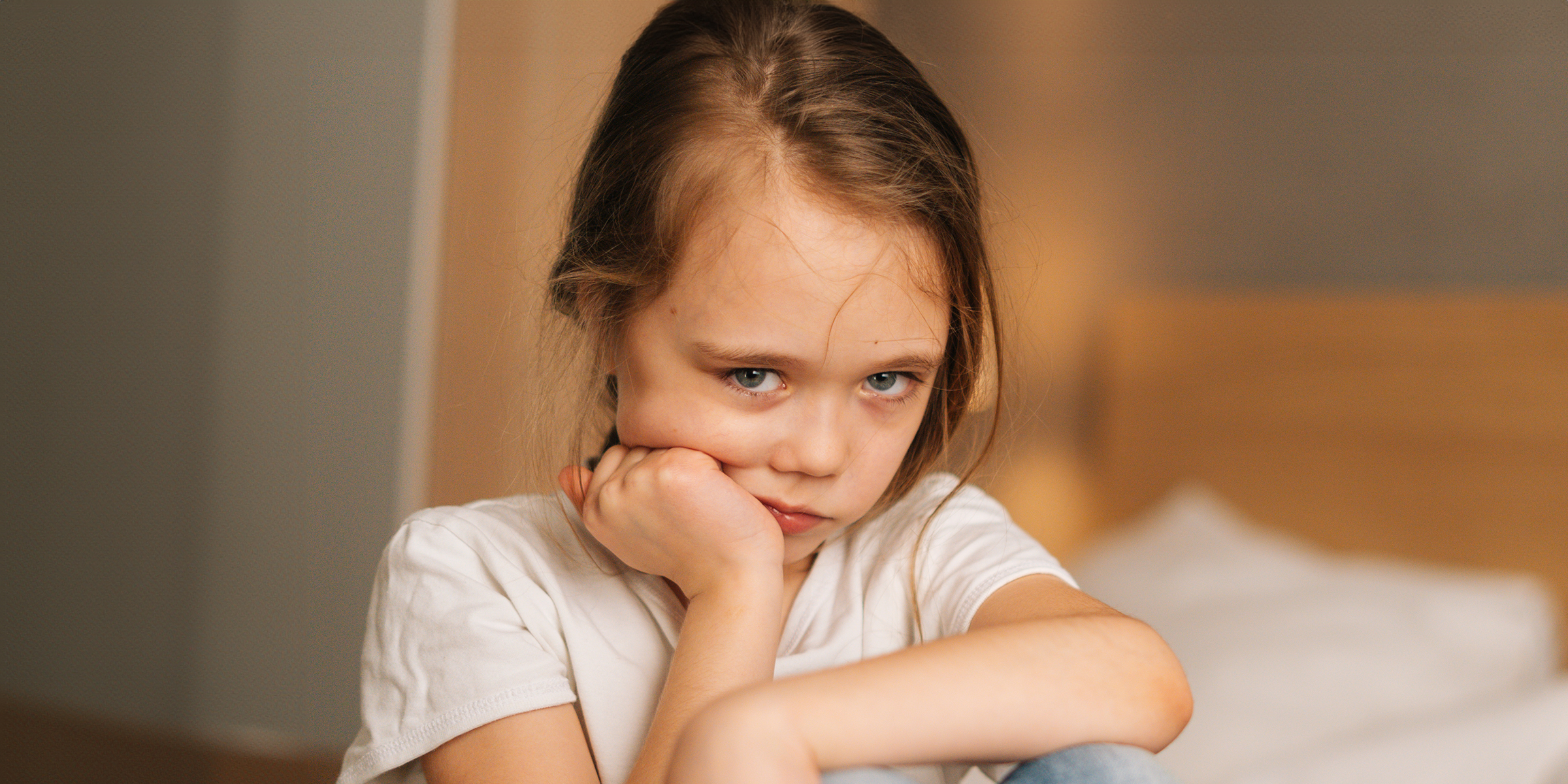 A sad and worried little girl | Source: Shutterstock