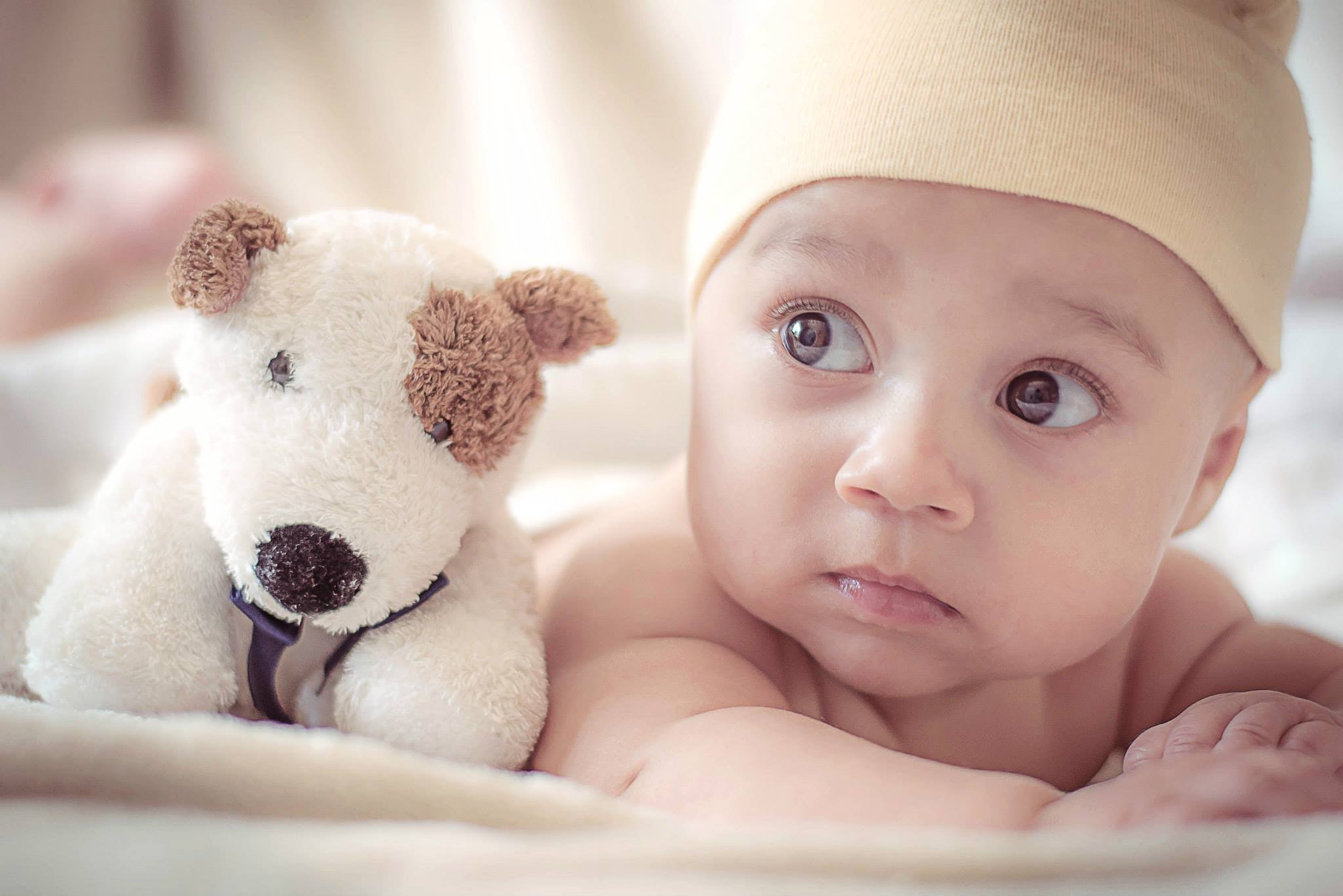 Ein Baby mit einem Spielzeug. | Quelle: Pexels