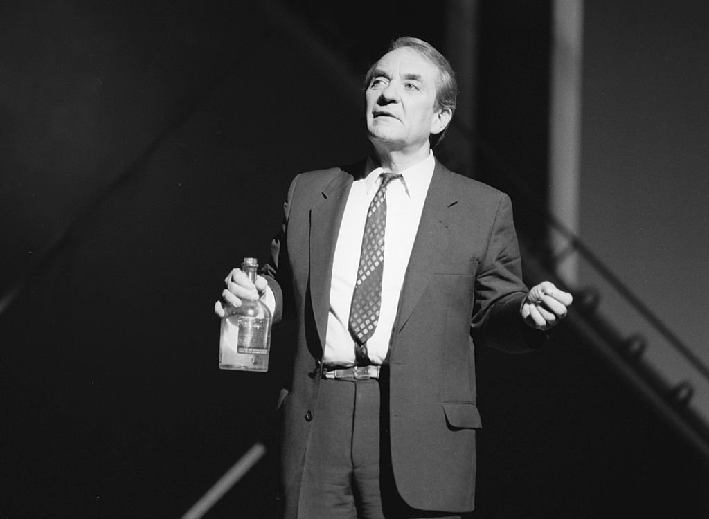 L'acteur Jean Carmet tenant un bouteille dans sa main. | Photo : Getty Images
