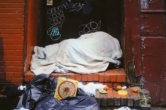 Die Obdachlose schlief abends in einem Aufgang. | Quelle: Unsplash
